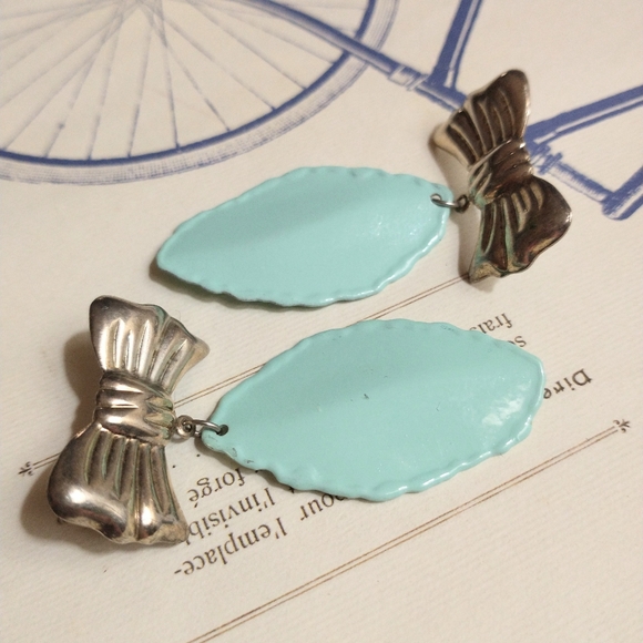 Preloved Cute Silver Bow earrings - Picture 3 of 5